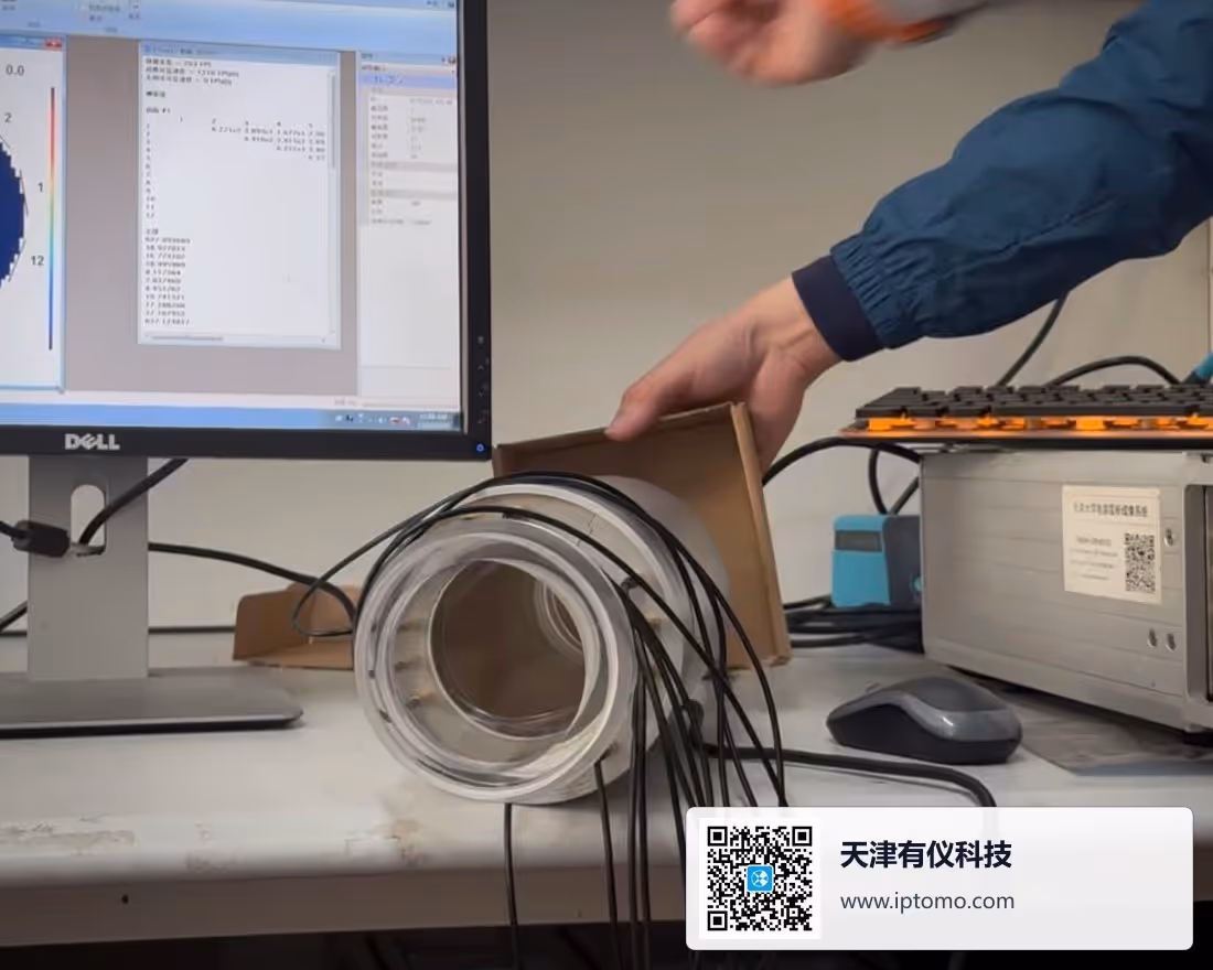 TJUECT-E12x2 透明 ECT 传感器与采集主机特写 — 屏蔽电缆连接传感器电极阵列