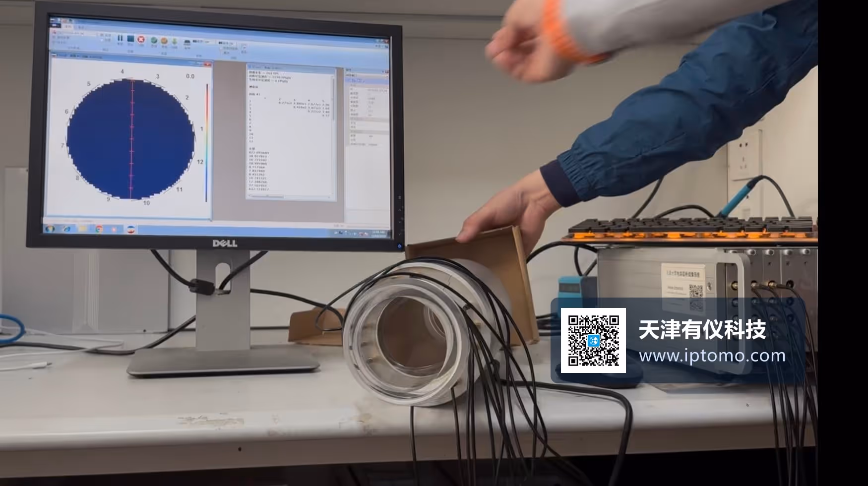 TJUECT-E12x2 双截面 ECT 系统运行中 — 屏幕实时显示 12 电极层析重建图像，透明 ECT 传感器与采集主机在线联调